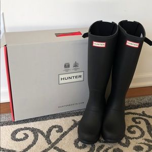 Matte black adjustable tall rain boots!